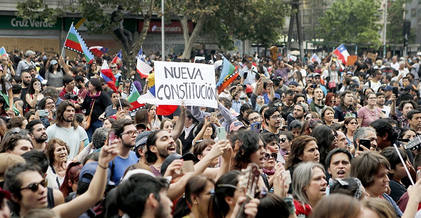 Especialistas de la U. de Chile analizan el momento que atraviesa el país a tres años del Estallido Social